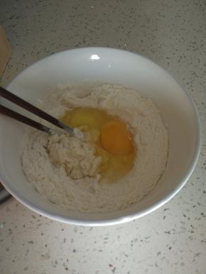面粉放入碗内加入两个鸡蛋适量的清水