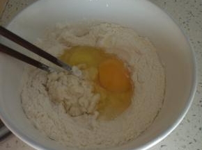 面粉放入碗内加入两个鸡蛋适量的清水