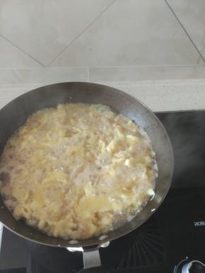 搅拌成稍赢点的面糊，把面糊用筷子拨成小面到锅内