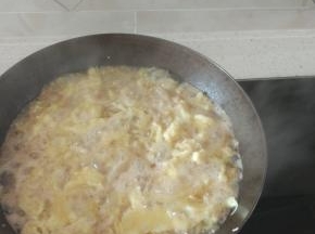 搅拌成稍赢点的面糊，把面糊用筷子拨成小面到锅内