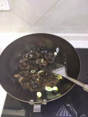 锅内放油放入葱姜蒜爆香，加入木耳进行翻炒