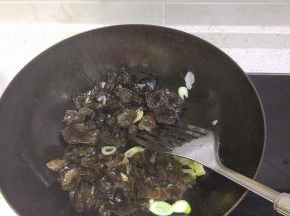 锅内放油放入葱姜蒜爆香，加入木耳进行翻炒