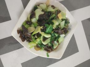 加入油菜，放入适量的盐、酱油、醋进行调味，拌匀之后关火出锅