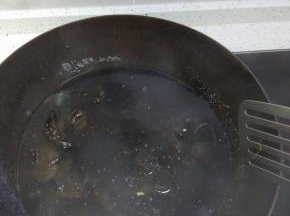 锅内烧开水，放入泡发好的木耳，煮两分钟，捞出过凉开水，控干水分