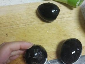 皮蛋去皮洗净切小块