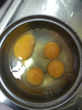 鸡蛋打入碗中