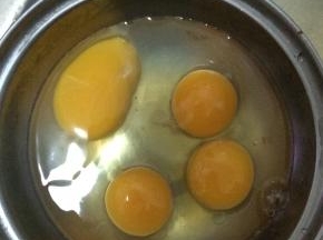 鸡蛋打入碗中
