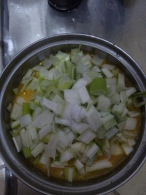 把葱放入鸡蛋中，加入适量的盐，搅拌均匀。