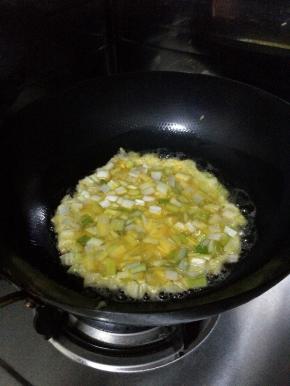 锅内放入适量油烧热，把鸡蛋倒入锅中