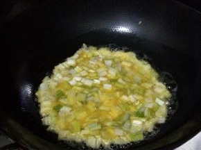 锅内放入适量油烧热，把鸡蛋倒入锅中