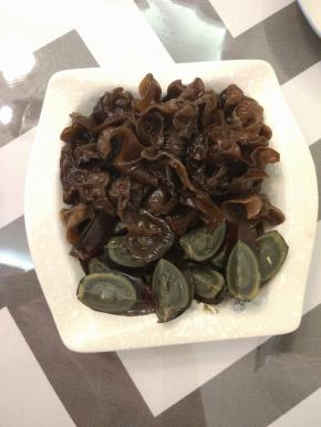 加入适量的酱油。醋味极鲜香油，拌匀，装入盘内