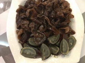 加入适量的酱油。醋味极鲜香油，拌匀，装入盘内