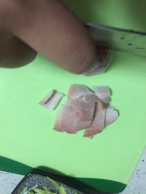 将猪肉洗干净，切片