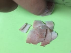 将猪肉洗干净，切片