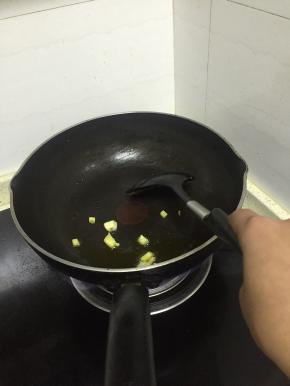 锅里倒入橄榄油，加热，加入葱姜蒜爆香