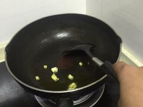 锅里倒入橄榄油，加热，加入葱姜蒜爆香