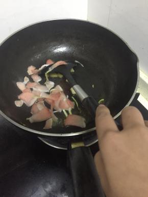 倒入猪肉片，翻炒1-2分钟，再加入少量盐