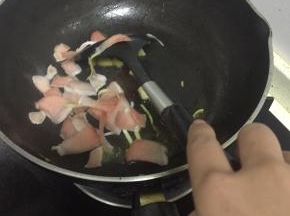 倒入猪肉片，翻炒1-2分钟，再加入少量盐