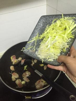 倒入韭黄,翻炒2-3分钟