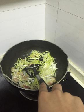 加入少量盐，翻炒均匀