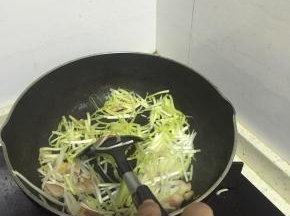 加入少量盐，翻炒均匀