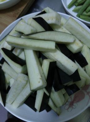 茄子和长豆角清洗干净切成长条状