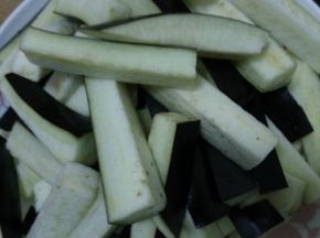 茄子和长豆角清洗干净切成长条状