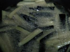 锅内加入适量油，烧开，把茄子。土豆，长豆角分别放入锅内炸至金黄捞出。