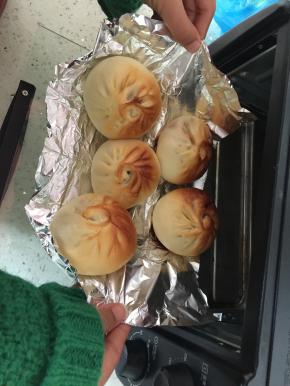 待包子烤好后，取出，