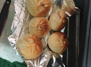 待包子烤好后，取出，