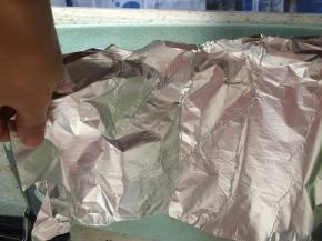 在烤盘上铺上锡纸