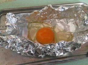 打一个蛋，在锡纸碗中