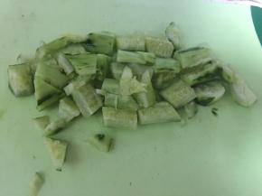 黄瓜去皮，拍开，切段