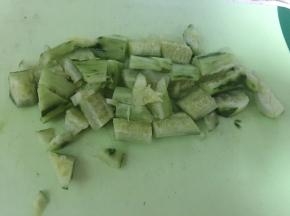 黄瓜去皮，拍开，切段