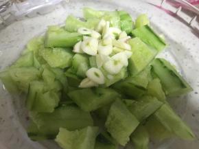 将大蒜头洗干净切碎，置于黄瓜顶部