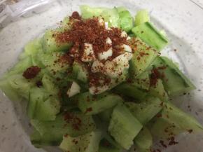 取适量辣椒粉，置于蒜末上