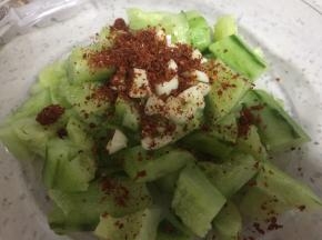 取适量辣椒粉，置于蒜末上