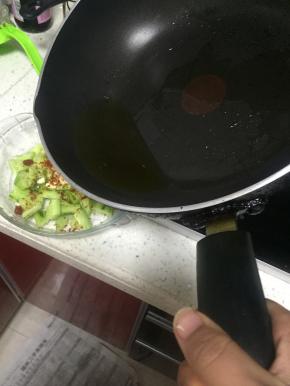 在锅里加入少量的橄榄油，烧热，浇在辣椒粉和蒜末上