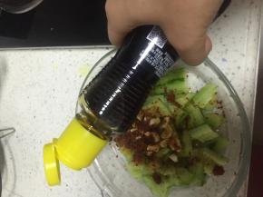 依次加入鲜酱油、盐、少量醋和糖