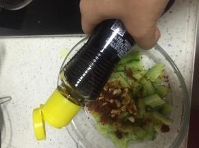 依次加入鲜酱油、盐、少量醋和糖