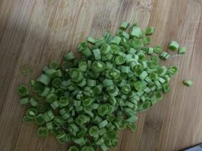 豆角清洗干净摘好，切成豆丁状。