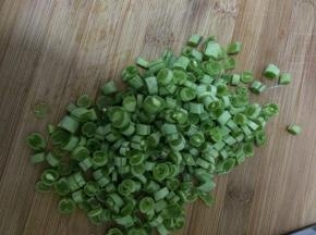 豆角清洗干净摘好，切成豆丁状。