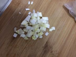 葱准备好，切好。