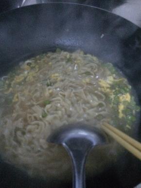 锅内加入适量水，锅开之后把面条放入锅中煮。