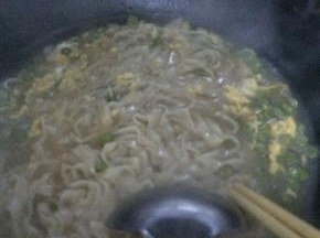 锅内加入适量水，锅开之后把面条放入锅中煮。