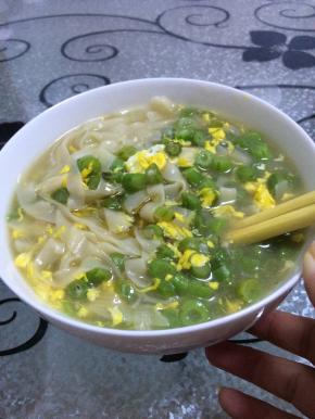 面条熟之后放入鸡蛋和豆丁。