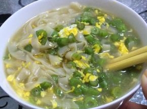 面条熟之后放入鸡蛋和豆丁。