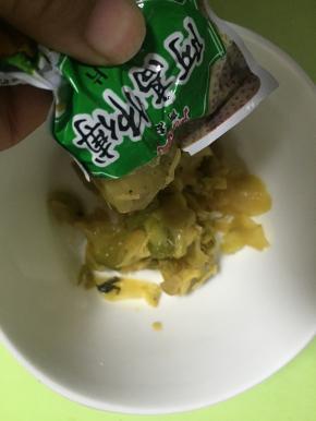 准备好榨菜，盛入碗里