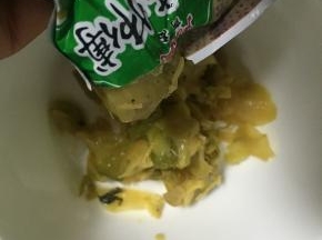 准备好榨菜，盛入碗里