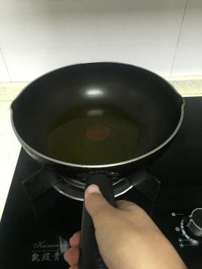 锅里倒入橄榄油，加热，淋在辣椒粉上